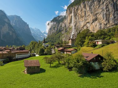 Güneş ışınları İsviçre Alpleri'nde Kanyon Lauterbrunnen şehir güzel manzara. İsviçre, Europe