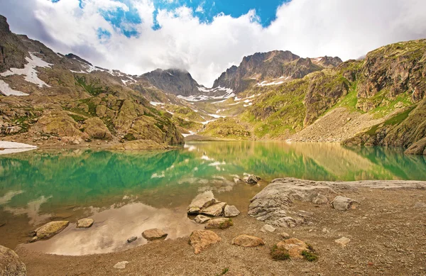 The picturesque lake in the French Alps in the array Lac Blanc.  (Europe, tourism, anti-stress, relaxation - concept) — Stock Photo, Image