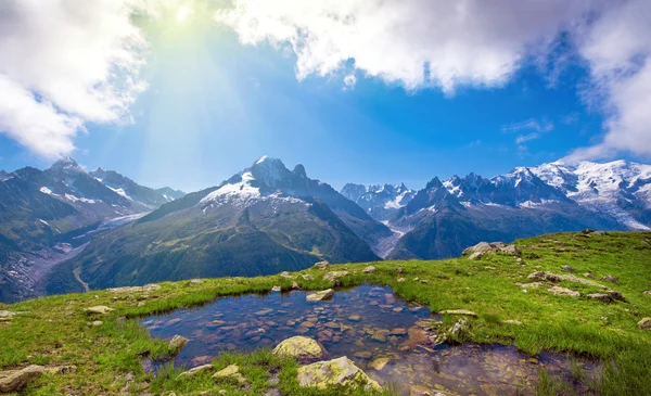 Hermoso Paisaje Lago Con Piedras Las Montañas Mont Blanc Los —  Fotos de Stock