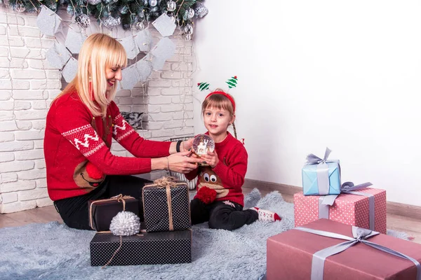Giovane Donna Attraente Sorridente Con Sua Figlia Considerando Regalo Natale — Foto Stock