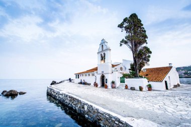 Yunanistan 'ın Kerkyra kentindeki Kanoni yarımadasındaki Vlacherna Manastırı' nın büyüleyici iyimser manzarası. Popüler turistik yerler. İnanılmaz yerler..