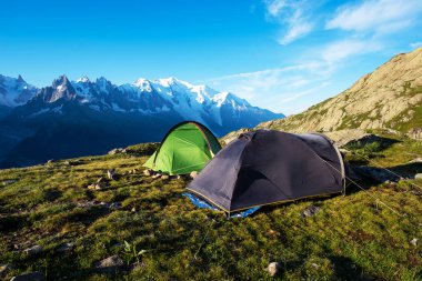 Alplerdeki dağlarda iki çadır, Avrupa (hala yaşam koçu, şirket, arkadaşlık, geçmiş - kavram)