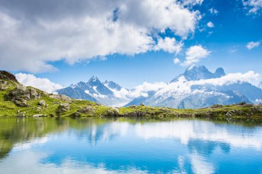 Mont Blanc, Fransız Alpleri, Avrupa 'nın arka planında göldeki dağların yansımasıyla muhteşem bir manzara. (Uyum, turizm, meditasyon - konsept)