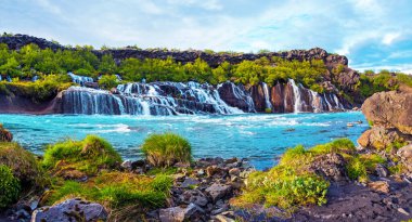 Reykholt, İzlanda yakınlarındaki Hraunfossar ve Barnafoss şelaleleriyle büyüleyici bir manzara. Egzotik ülkeler. Harika yerler. (Meditasyon, anti-stres - konsept).