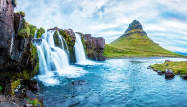 İzlanda 'daki yanardağın yanında Kirkjufell şelalesi olan güzel doğal sihirli bir manzara. Egzotik ülkeler. Harika yerler. Popüler turist karışıklığı. (Meditasyon, anti-stres - konsept).