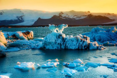 İzlanda 'daki ünlü Jokulsarlon buzul gölünde buzun derinlikleriyle büyüleyici bir manzara. Egzotik ülkeler. Popüler turist karışıklığı. (Küresel ısınma kavramı) 