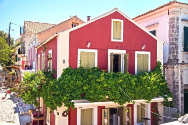Yunanistan 'ın Kefalonia kentindeki Fiskardo limanındaki güzel atmosferik sokak manzarası. Göz kamaştırıcı büyüleyici yerler. Tanınmış turistik kasabalar.