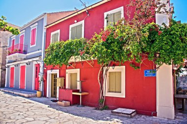 Güneşli bir günde Yunanistan 'ın Kefalonia kentindeki Fiskardo limanındaki güzel atmosferik sokak manzarası. Göz kamaştırıcı büyüleyici yerler. Tanınmış turistik kasabalar.