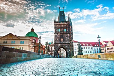 Şafak vakti Çek Cumhuriyeti Prag 'daki eski bir şehirde Charles Bridge ile büyüleyici mistik bir manzara. Harika yerler. Popüler turist akımı