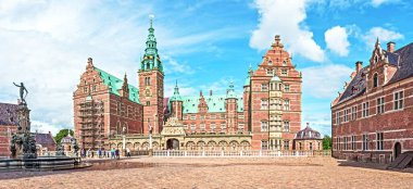 Kopenhag yakınlarındaki Frederiksborg yuvası Kalesi çeşme ile güzel manzara. Hillerod, Danimarka. Egzotik harika yerler. Popüler turist atraction.