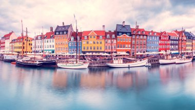 Kopenhag, Danimarka Ağustos ayının 15 büyülü manzarası. Yıldızların arka planında ünlü bir Nyhavn 'da tekneler ve Danimarka' nın başkenti Kopenhag 'daki Samanyolu' nda tekneler..