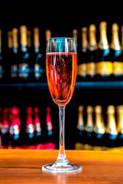 Soyut resim arka planda şampanyayla bir cam şişe (kutlamalar, yıldönümleri, şarap - kavram)