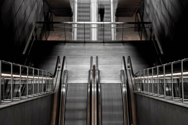 Metro yürüyen merdiveninde siyah silueti olan soyut görüntü ilerlemenin, depresyondan çıkmanın, ilerlemenin ve hedeflere ulaşmanın sembolü.