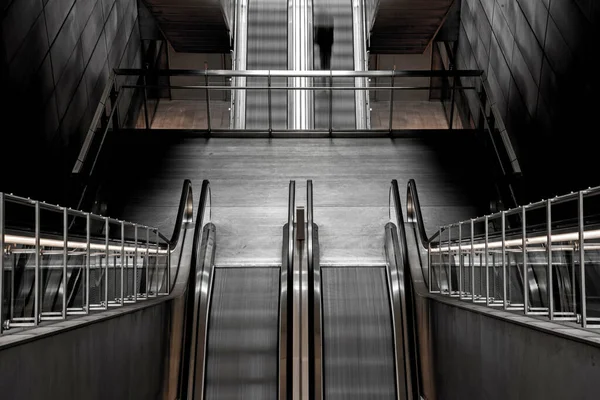 지하철 에스컬레이터에 실루엣 추상적 이미지는 앞으로 나아가는 우울증에서 벗어나는 발전하고 — 스톡 사진