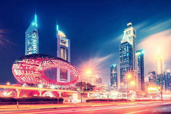 Dubai, Birleşik Arap Emirlikleri 9 Şubat 2021-The Museum of the Future with the Fronade of Sheikh Zayed Road (Dubai 'nin ana caddesi ve en uzun sokağı) gecesidir..