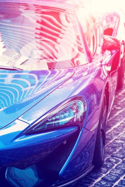 Orijinal farların parçaları modern bir arabanın içinde.. 