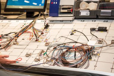 modern bir fabrikada otomobiller için elektrik kablolama üretim standları ile üretim odası