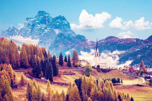 Csodálatos Varázslatos Őszi Táj Templom Sárga Vörösfenyő Háttér Hegyek Dolomitok — Stock Fotó