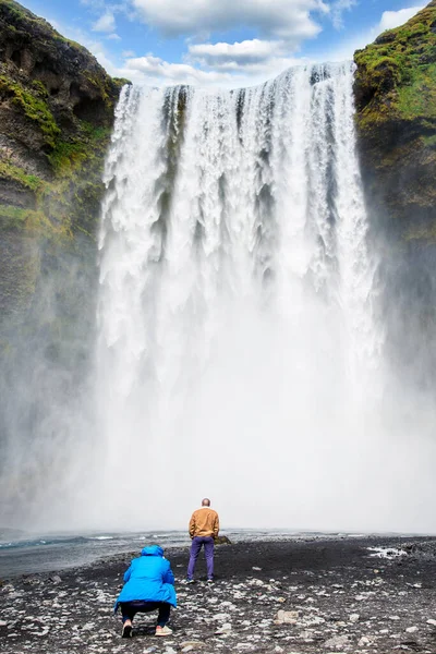 Man Photographing His Friend Background Skogafoss Waterfall Iceland Exotic Countries — Stock Photo, Image