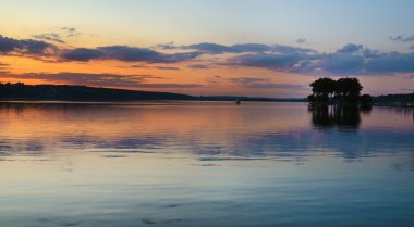 mistik yatay, gün batımı göl ve harika ada