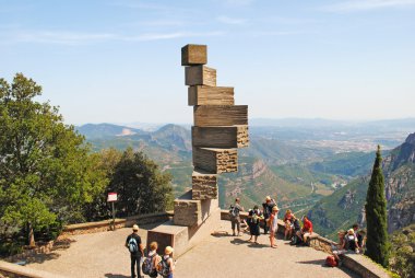 Montserrat, İspanya - Ağustos 14, 2013: soyut anıtın lo