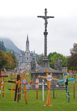 Lourdes, Ağustos 23: christian fesleğen bir arka plan üzerinde çapraz