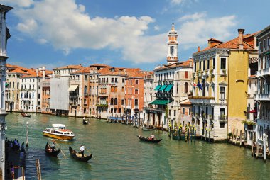 Venice, İtalya - Ağustos 24: bir su üzerinde bir kanal-Venedik'te gondol
