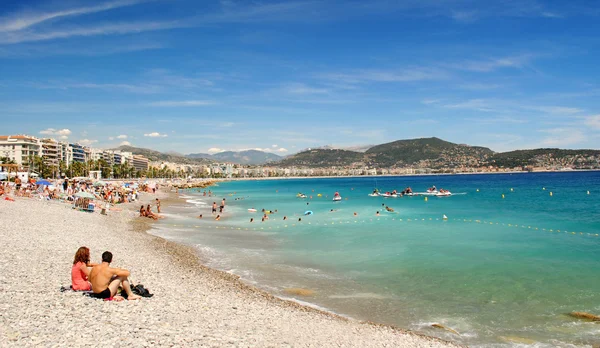 Vue sur la plage de Nice, près de la Promenade des Anglai — Photo