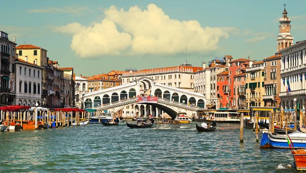 Benátky, Itálie - srpen 24: most rialto (ponte di rialto) na — Stock fotografie