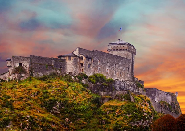 Hrad v lourdes za úsvitu, Francie — Stock fotografie