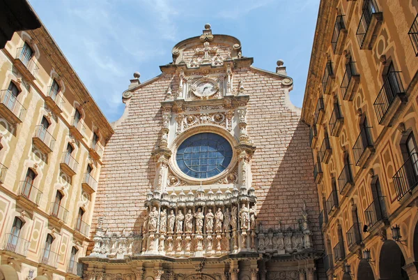 Gevel van de basiliek op de Benedictijnse abdij van santa maria de m — Stockfoto