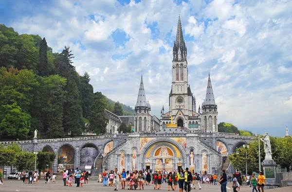 LOURDES, 23 AGOSTO: Croce cristiana su sfondo basilico — Foto Stock