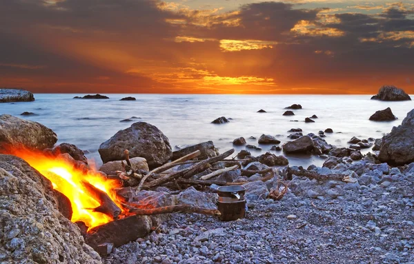 Maravilloso paisaje con hoguera en la playa en la orilla del mar en —  Fotos de Stock