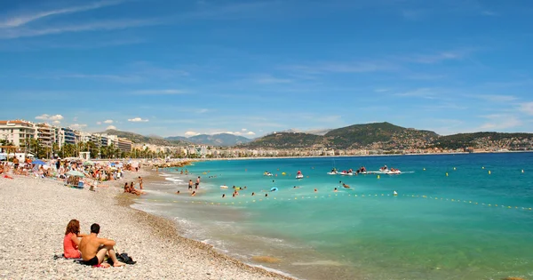 Vue sur la plage de Nice, près de la Promenade des Anglai — Photo