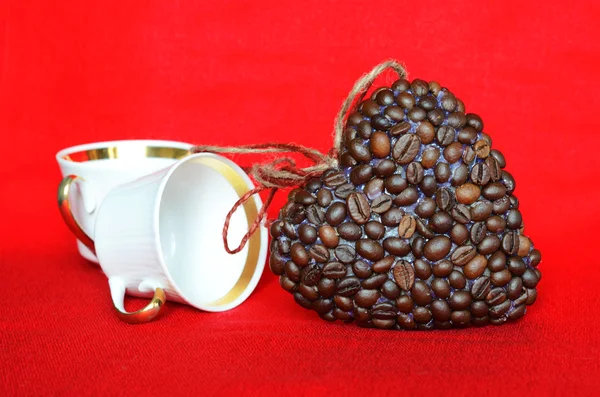 Heart of coffee beans and coffee cups (Valentine. Valentine's Da — Stock Photo, Image