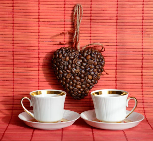 Heart of coffee beans and coffee cup (Valentine. Valentine's Day — Stock Photo, Image