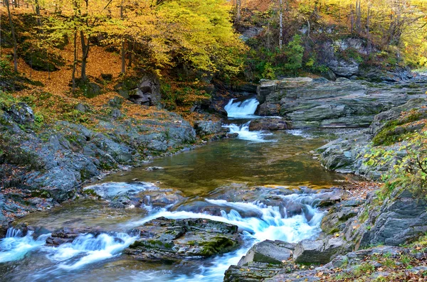 Paisagem pitoresca outono de cachoeiras no rio (relaxe — Fotografia de Stock