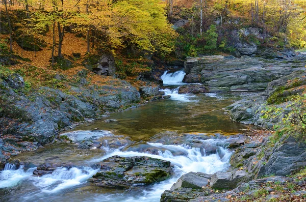 Paisagem pitoresca outono de cachoeiras no rio (relaxe — Fotografia de Stock