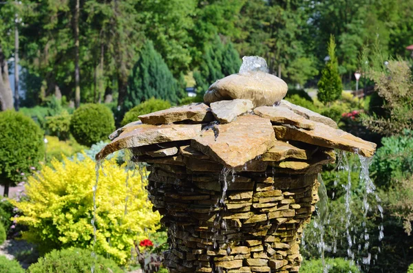 De oorspronkelijke decoratieve fontein in een botanische tuin — Stockfoto