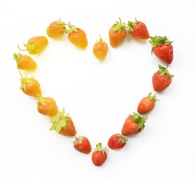 Kırmızı çilek kalp şeklinde (Sevgililer, 14 Şubat, aşk)