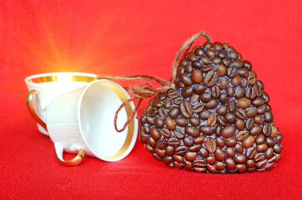 Heart of coffee beans and coffee cups (Valentine. Valentine's Da — Stock Photo, Image