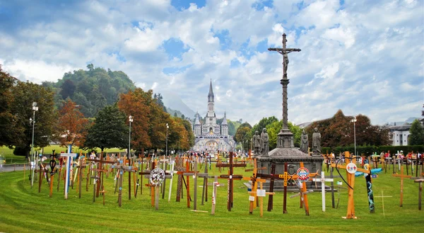 Cruz cristiana sobre un fondo la Basílica de Nuestra Señora de la — Foto de Stock