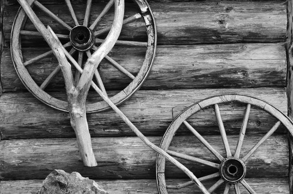 Сельский пейзаж со старыми деревянными колесами (фон для сообщения b
