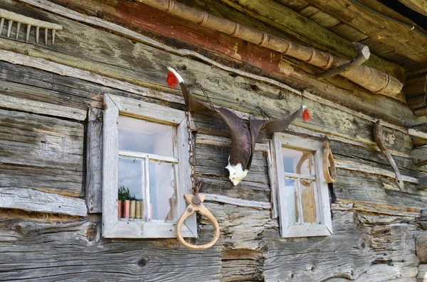 Paisaje rural con antigua fachada de casa de madera con ventanas y ho —  Fotos de Stock