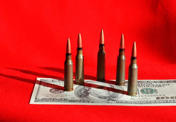 달러 지폐 (테러, 전쟁, 우크라이나, 무력된 충돌에 총알 — 스톡 사진
