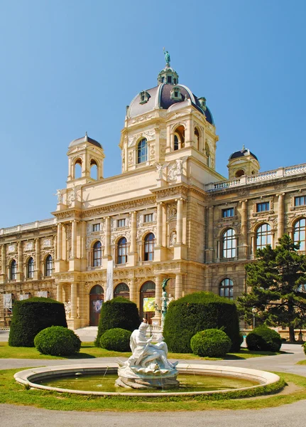 Fountain in front of the Kunsthistorisches Museum in Vienna. — Stock Photo, Image