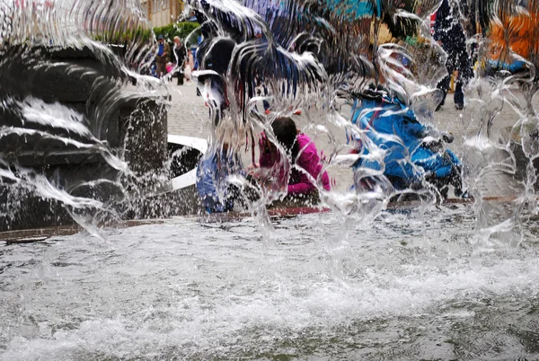 Modèles abstraits de jets d'eau dans une fontaine sur le fond — Photo