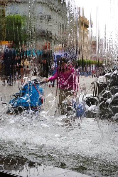 Abstrakte Muster von Wasserstrahlen in einem Brunnen auf dem Hintergrund — Stockfoto