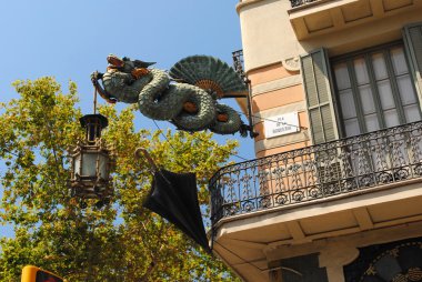 Heykel bir ejderha ile sokakta balkonda fener 