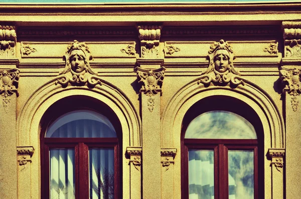La fachada de las paredes del edificio con decoraciones arquitectónicas — Foto de Stock